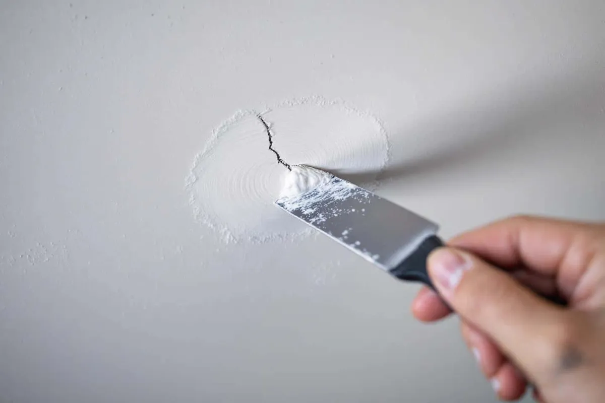 So kriegst du Risse in der Decke schnell und ohne großen Aufwand weg